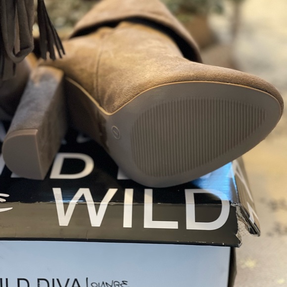 Brand new never worn faux suede booty Size 7 - Picture 3 of 4